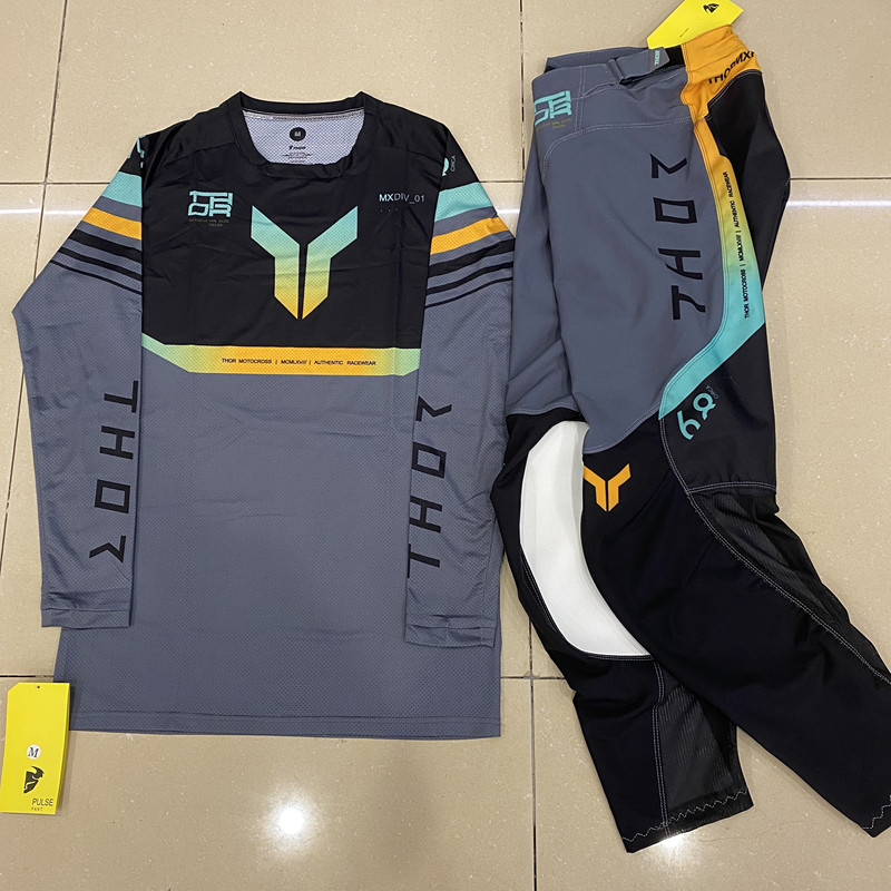 2026年発売 フューチュラ ブラック/レッド ギアコンボ  - Motorcycle Gear On Sale のレビューと価格